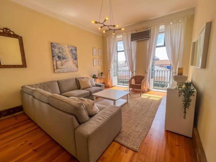 Stay as a Local! Santos Historical 6 Bedroom Apartment III — photo 1