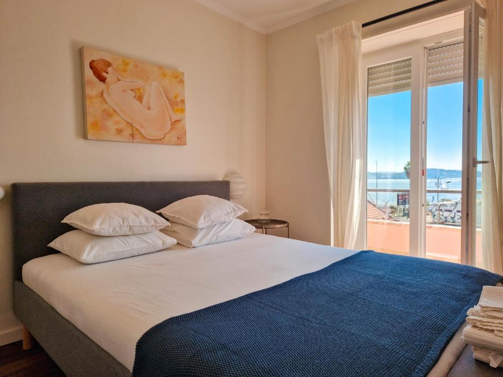 Riverfront 2 Bedrooms with Balcony photo 2
