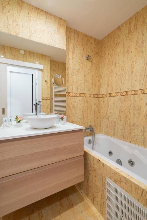 Host Wise - Stunning Trendy Flat w Balcony - Matosinhos photo 3