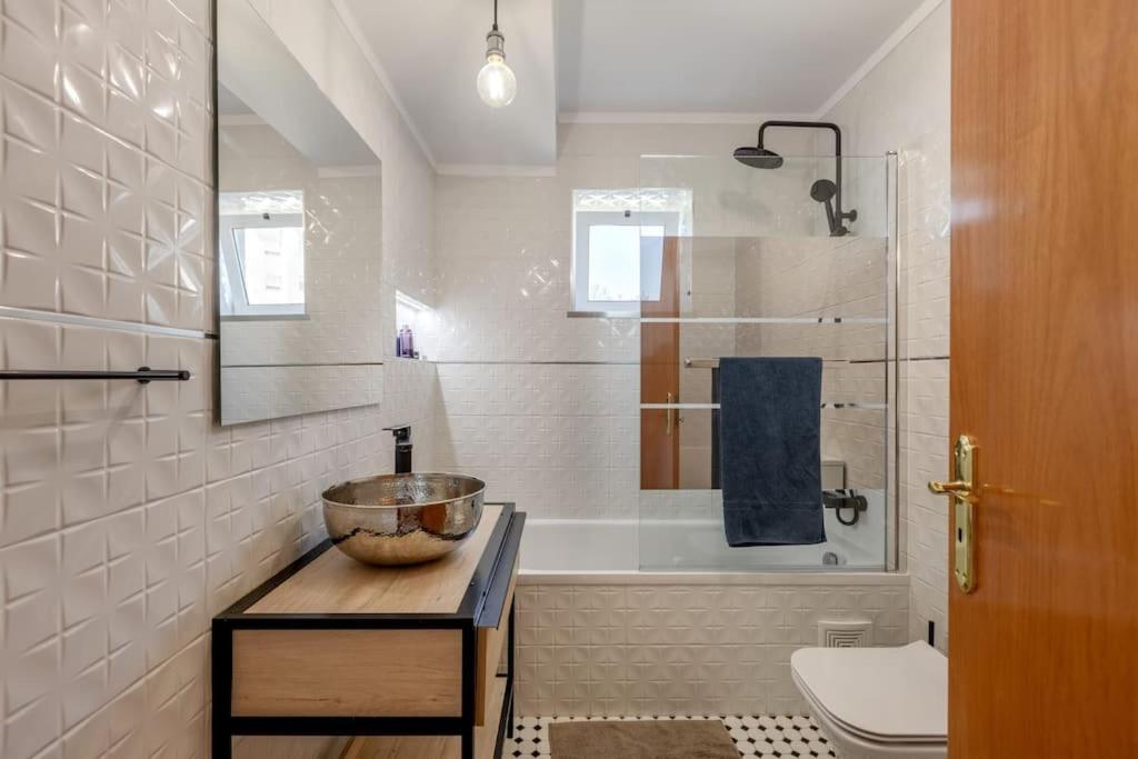 Spacious 3-bedroom condo near Lisbon Airport photo 3