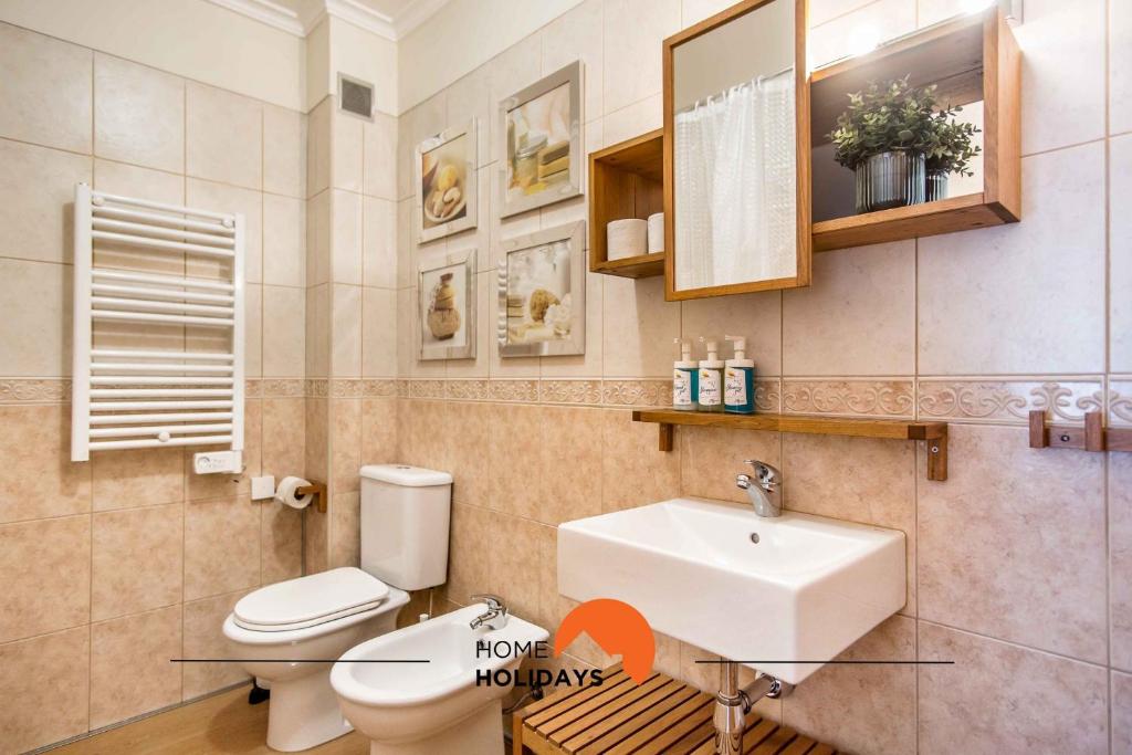 #032 Charming Old Town Apartment Prime Spot photo 3