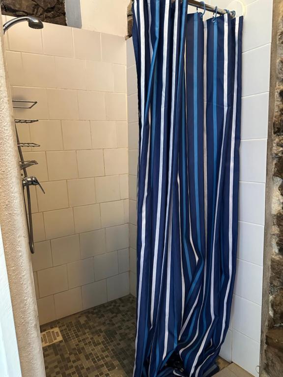 Romantic room with en suite bathroom for private use photo 3