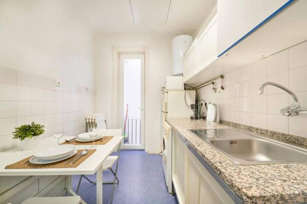 Central & Calm With Great View photo 3