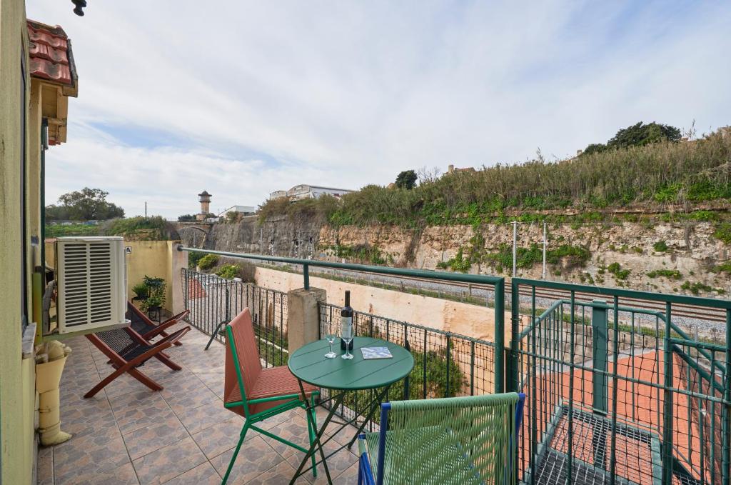 Bright Apt w Balcony — photo 1