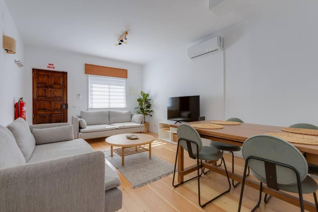 Townhouse with Stunning Sea Views and Terrace — photo 1