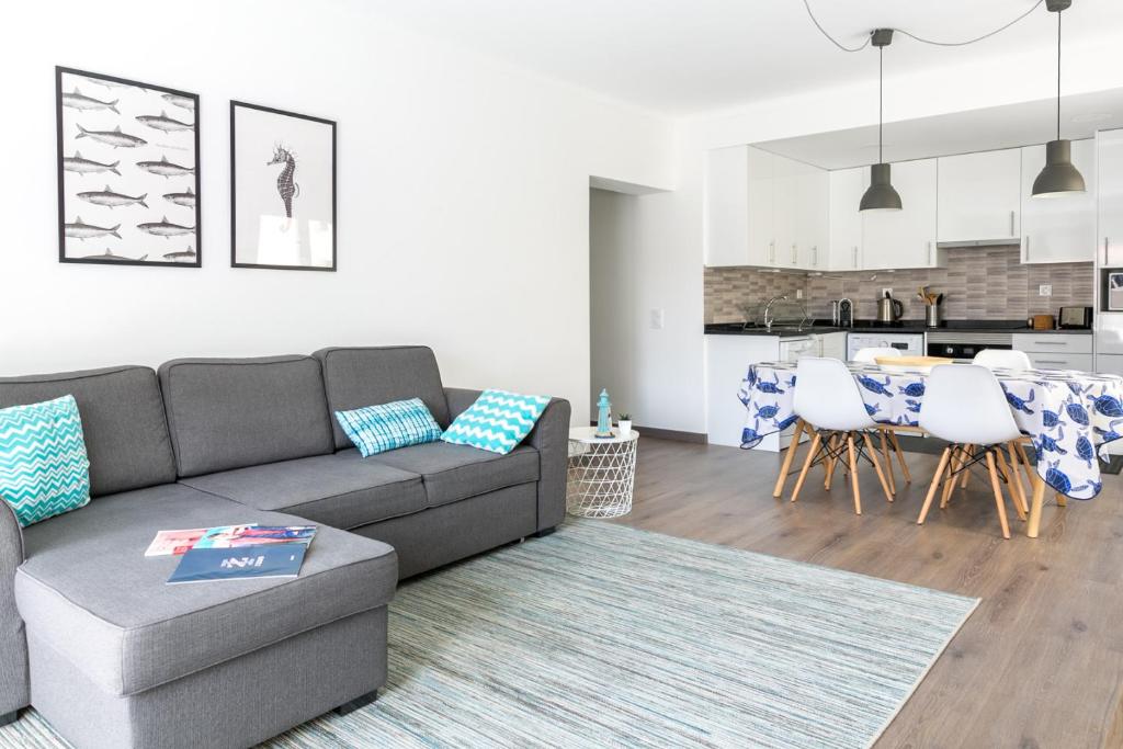 Beach Apt with Balcony - 2 min walk to the beach by Lisbeyond — photo 1