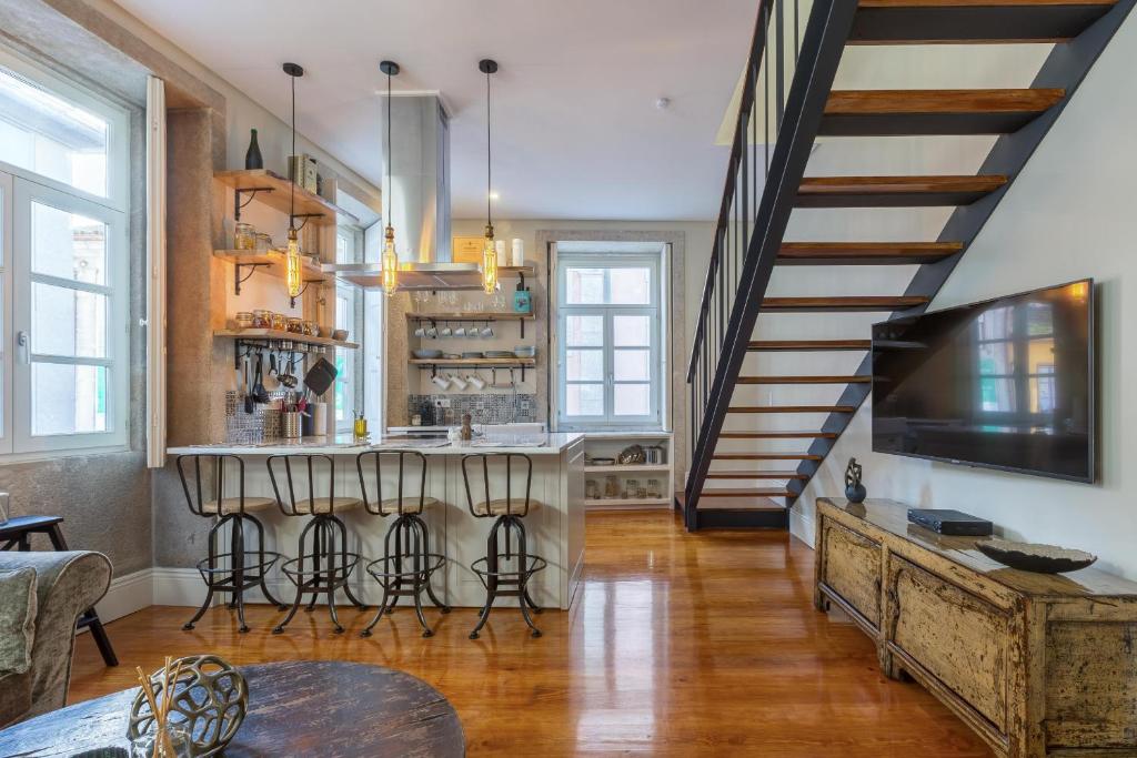Stylish Downtown Porto Duplex 2BR Walk everywhere! — photo 1