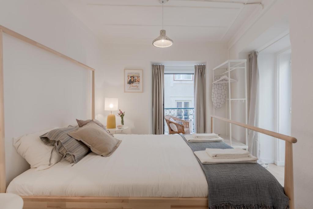 Sunny Bairro Alto & Chiado Apartment — photo 1
