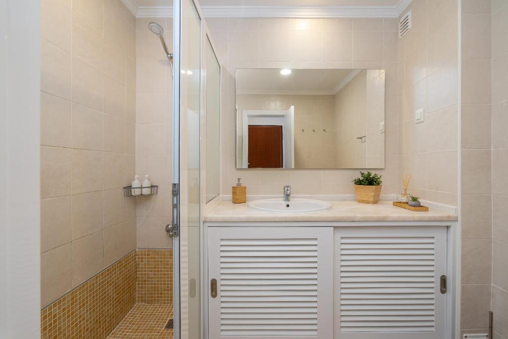 Salgados Sunny Beach Apt - 7 min walk from Beach by Lisbeyond photo 3