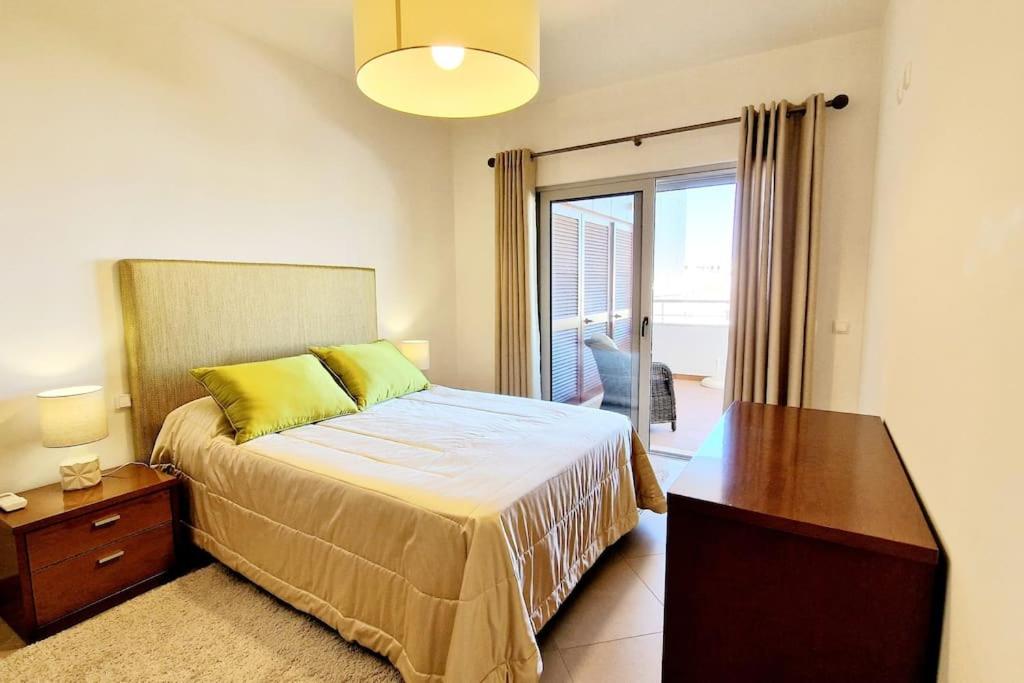 Deluxe 2 bedroom apartment with BBQ photo 2