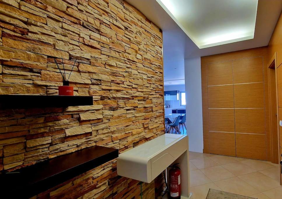Deluxe 2 bedroom apartment with BBQ photo 3