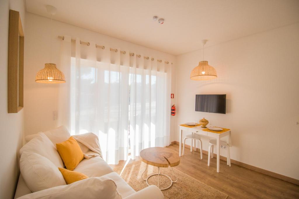 188 Apartments - Buganvília - pool and balcony photo 3