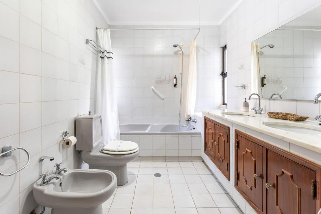 2 BDR Flat With Pool in Vilamoura by LovelyStay photo 3