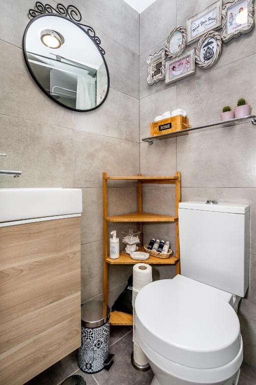 Apartamento com escada e pátio photo 3