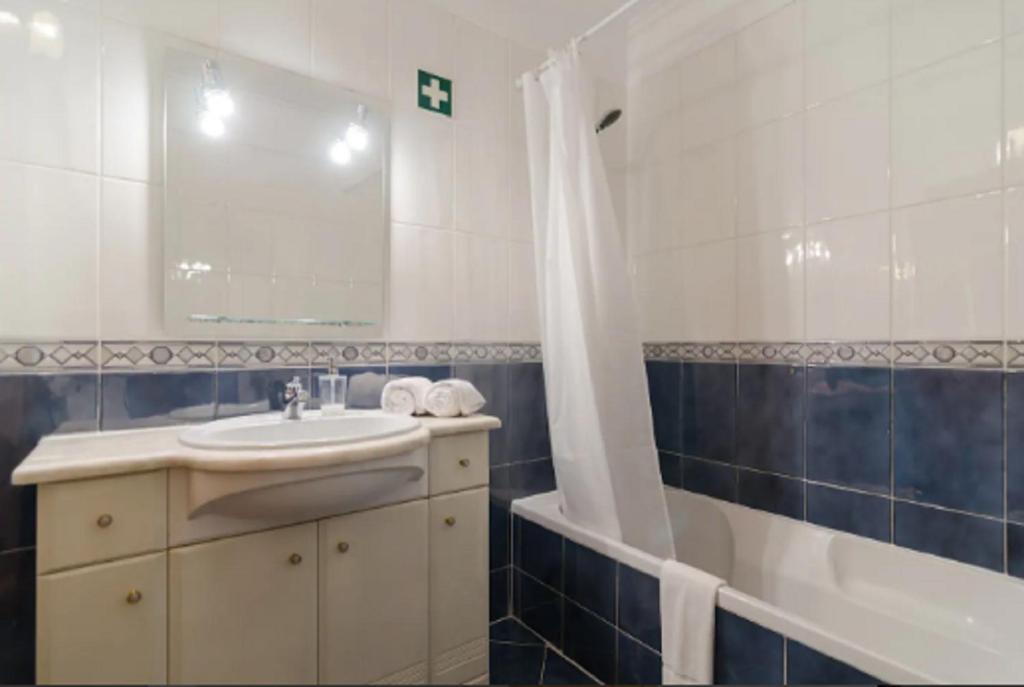 Albufeira Centrally Located Apartment with Pool View photo 3