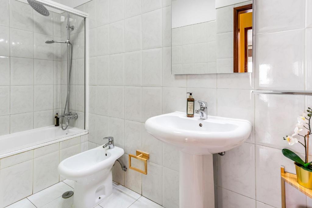 1BR Infante Flat in Quarteira by LovelyStay photo 3