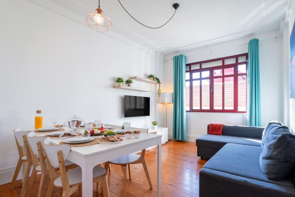 Host Wise - Spacious Comfortable Apartment - Balcony photo 3