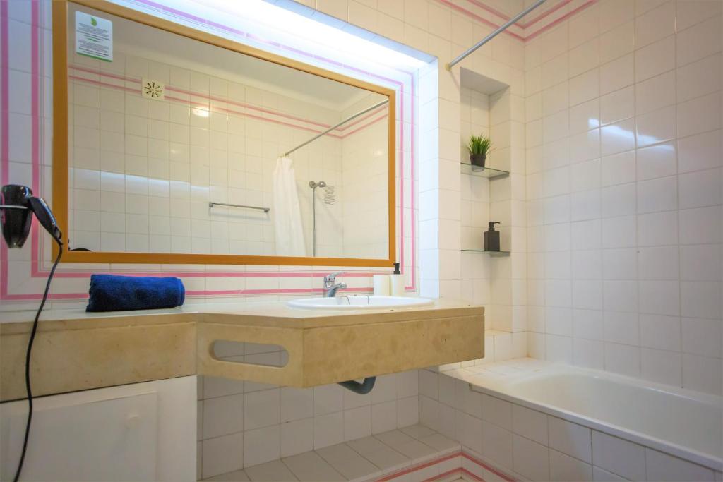 Sea View Apartment - 3 Swimming Pool & Fitness photo 3