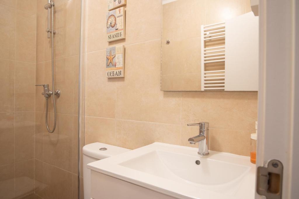 Spacious and Sunny Apartment - 10 min from the sea photo 3