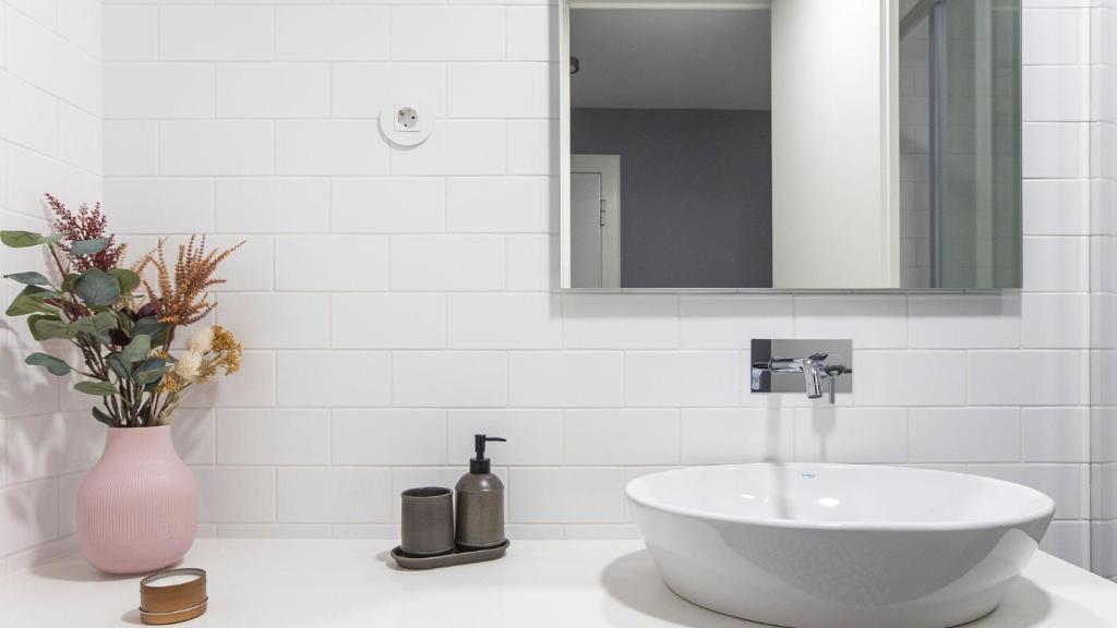 Stylish Studio w/ AC & Balcony by LovelyStay photo 3