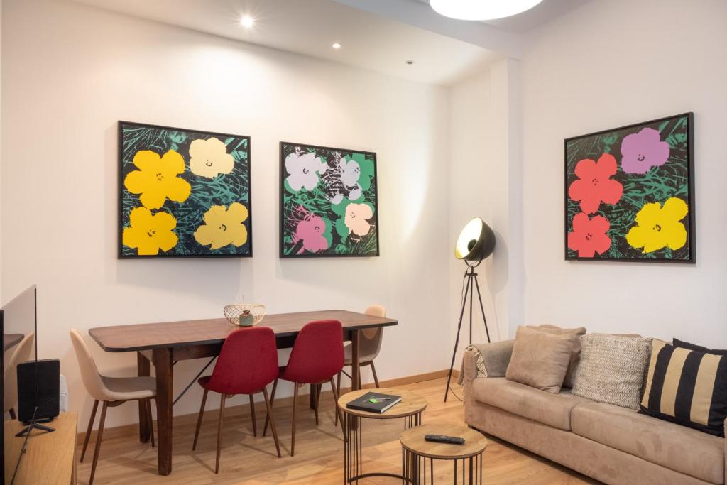 Central Apartment with Terrace by LovelyStay — photo 1