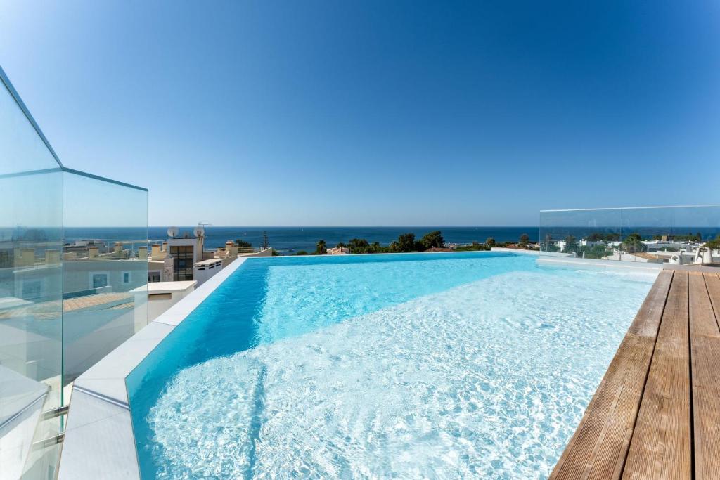 Stunning 3 BDR Flat W/ Rooftop Pool by LovelyStay — photo 1