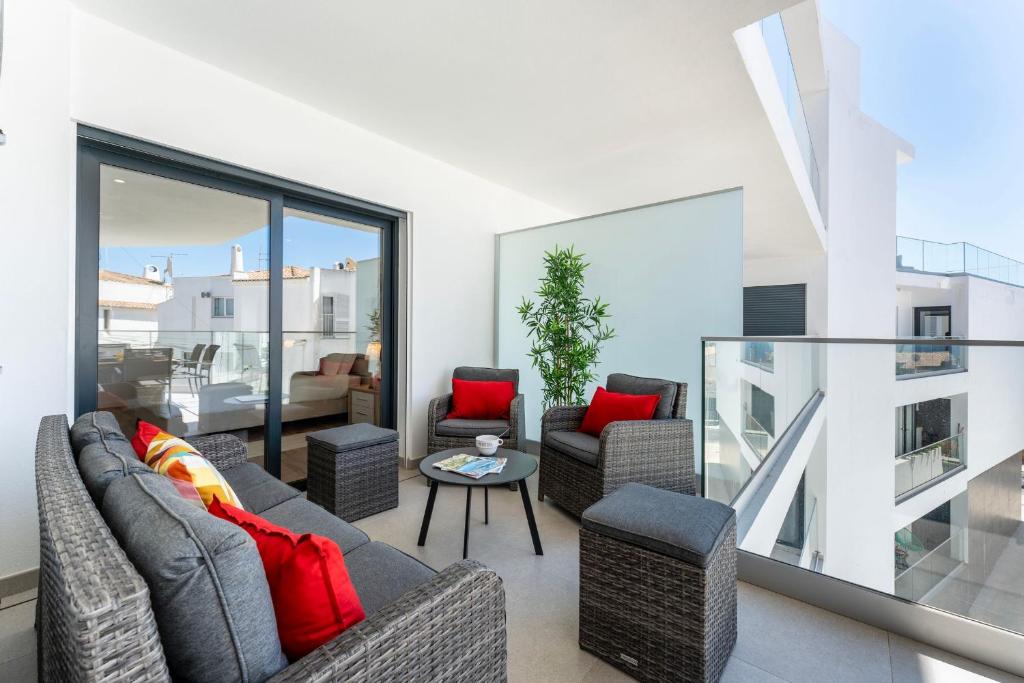 Stunning 3 BDR Flat W/ Rooftop Pool by LovelyStay photo 2