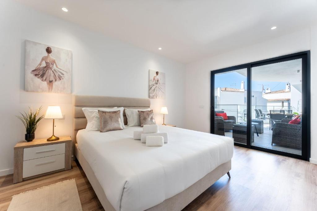 Stunning 3 BDR Flat W/ Rooftop Pool by LovelyStay photo 3