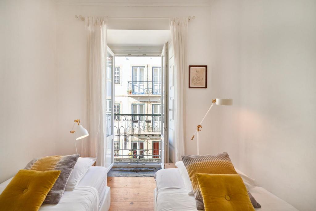 Spacious Bairro Alto Apartment With Courtyard photo 2