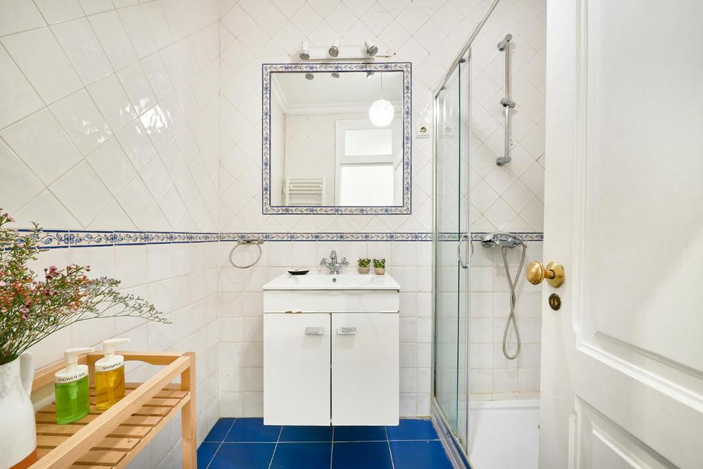 Spacious Bairro Alto Apartment With Courtyard photo 3