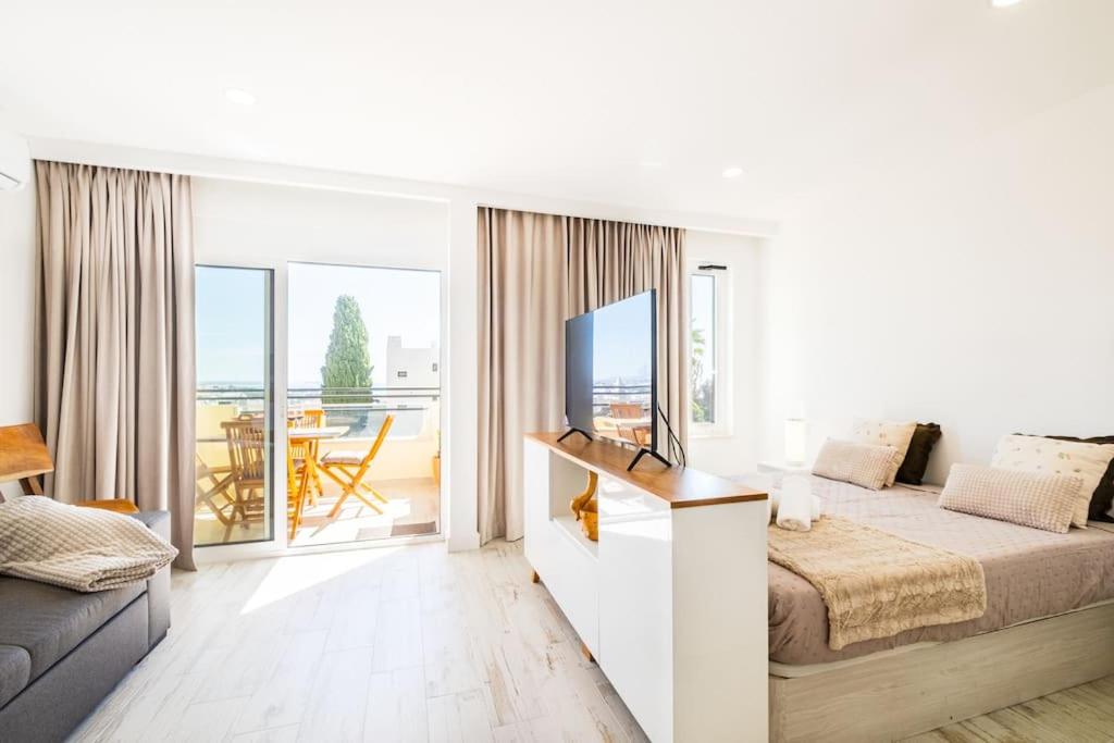 White Studio - Ocean View photo 2