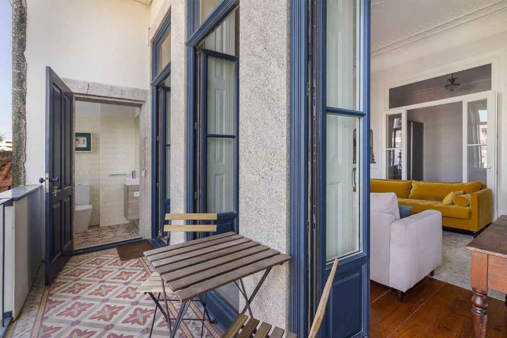 Stylish Downtown Apartment photo 2