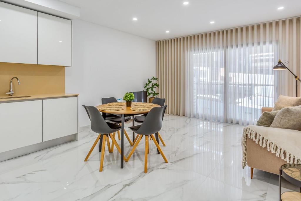 Sublime and Bright 2 BDR Apartment by LovelyStay — photo 1