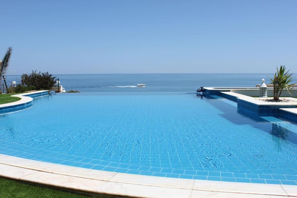 Breathtaking Villa with infinity pool over the sea — photo 1