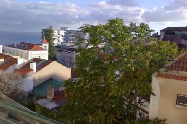 Sunny Double Room in a Shared Apartment close to Lisbon Downtown photo 2