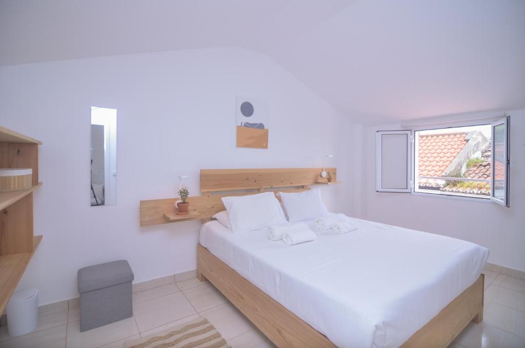 Sunrise House- 4 bedroom house with amazing sunrise over the sea 8 guests photo 2