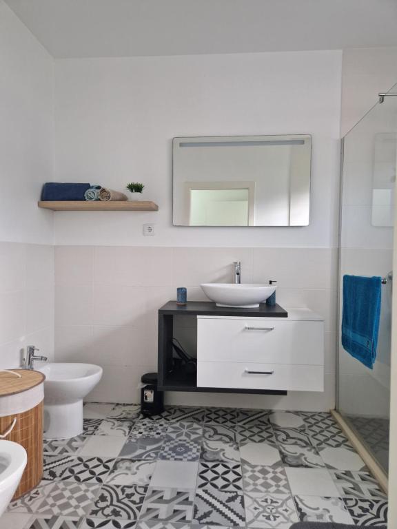 E - Elegant Terraced Home with FREE Private Parking photo 3