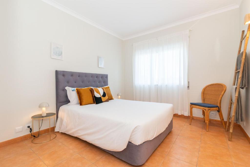 Sunny Golden 1BDR Apartment w Beach & Pool Access Included photo 2