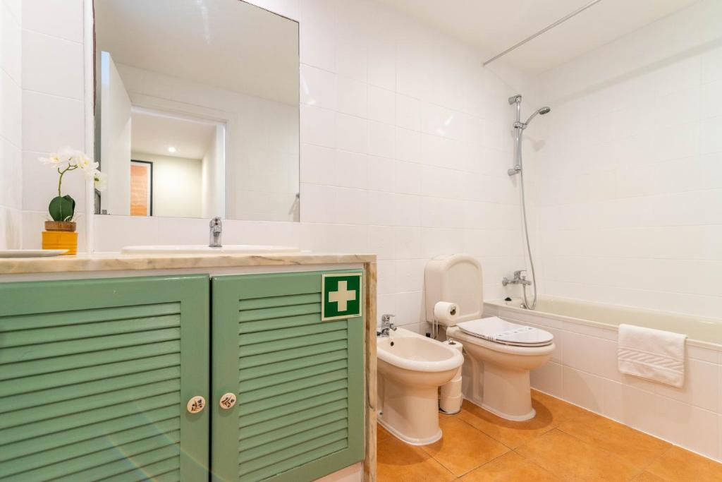 Sunny Golden 1BDR Apartment w Beach & Pool Access Included photo 3