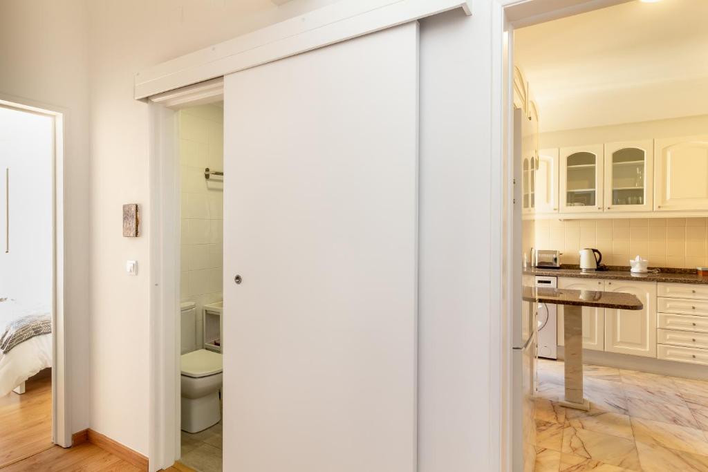 White Apartment - T2 near Beach photo 3