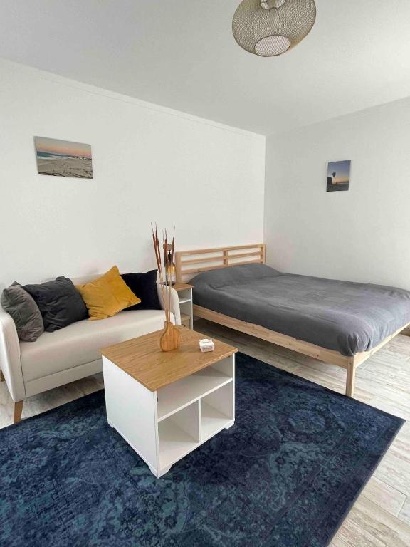 Spacious Studio in Sunny Villa Minutes to Beach photo 2