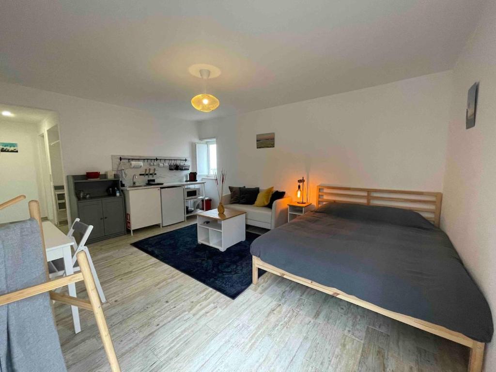 Spacious Studio in Sunny Villa Minutes to Beach photo 3