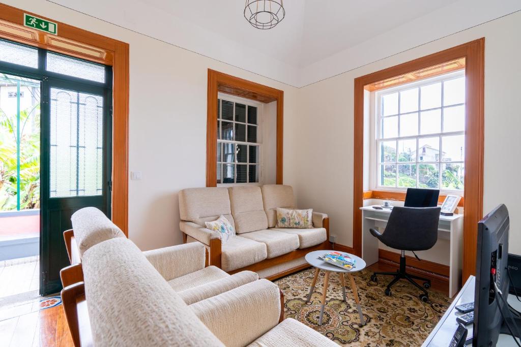 Sleep Among the Bananas! Rustic Cottage with Trails at Your Doorstep photo 3