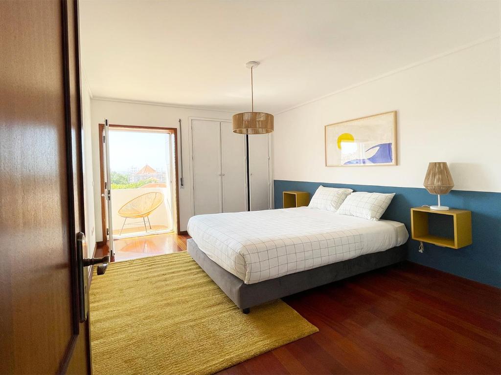 Yellow House Aveiro Smart TV and garage — photo 1