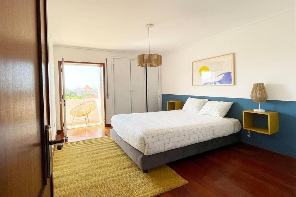 Yellow House Aveiro Smart TV and garage photo 2