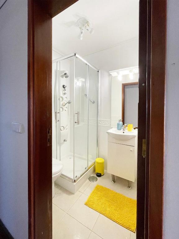 Yellow House Aveiro Smart TV and garage photo 3