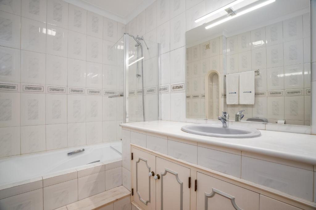 Host Wise - Sunny Spacious House - Terrace & Free Parking photo 3