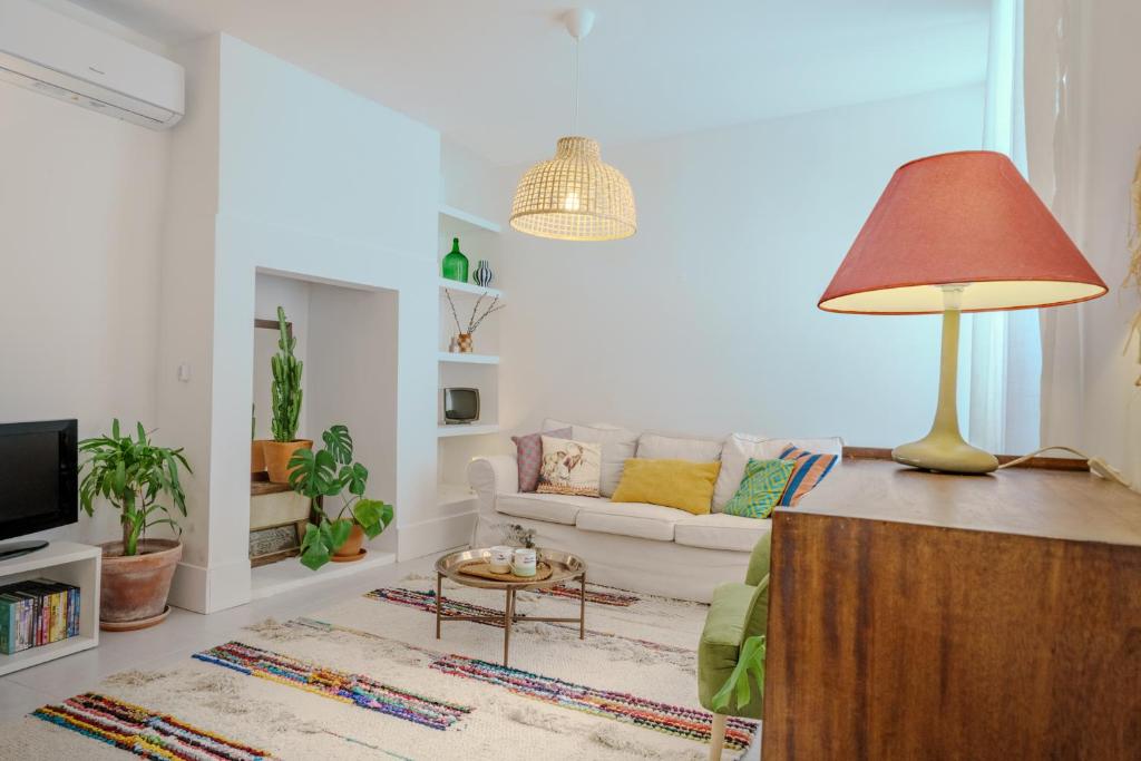 Sunny & Charming Oeiras Historical Center House — photo 1