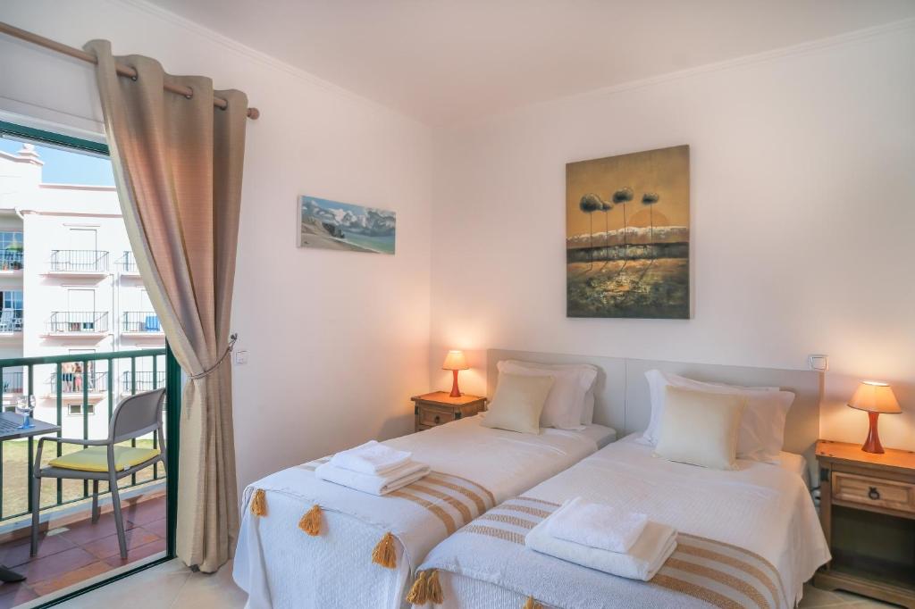 Top-floor 2 BR holiday home with sea view and pool photo 2
