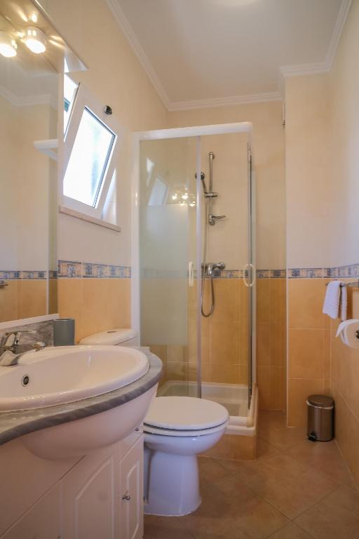 Top-floor 2 BR holiday home with sea view and pool photo 3